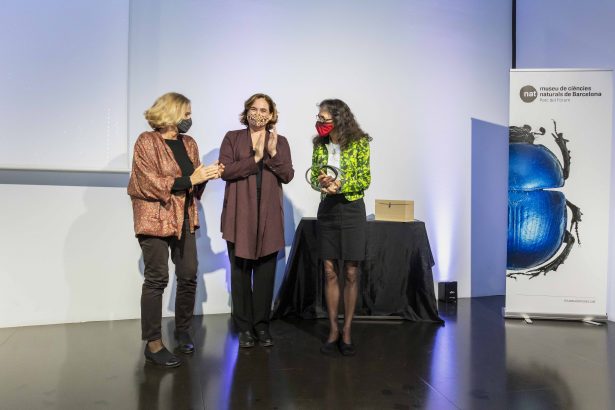 Acte de lliurament del Premi Nat 2021. D'esquerre a dreta: Anna Omedes, directora del MCNB, Ada Colau, alcaldessa de Barcelona i Nalini Nadkarni, guardonada PremiNat 2021.