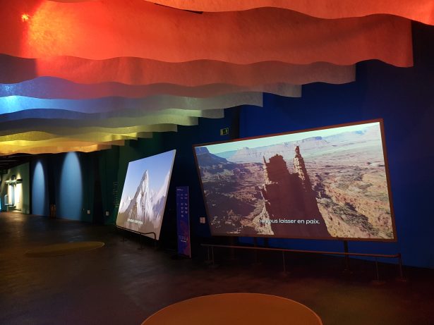 Imagen panorámica de la exposición Tierra en el vestíbulo del Museo.