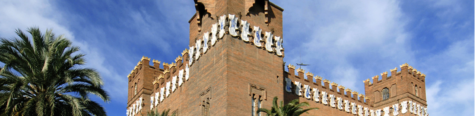panoràmica de la façana de la torre de edifici del Castell dels Tres Dragons