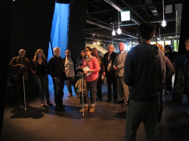 Grup que assisteix a una visita guiada per exposició Planeta Vida